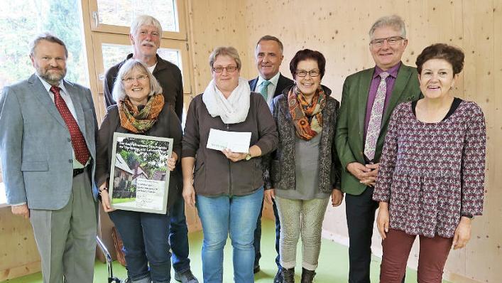Der Obst- und Gartenbauverein Harsdorf wurde im Rahmen der "Aktion Dorfökologie" ausgezeichnet. Unser Bild zeigt Vertreter des Vereins und Ehrengäste mit Geschäftsführer Friedhelm Haun (links) und der Bezirksvorsitzenden Gudrun Brendel-Fischer (rechts), die den Preis überreichte. Foto: privat
