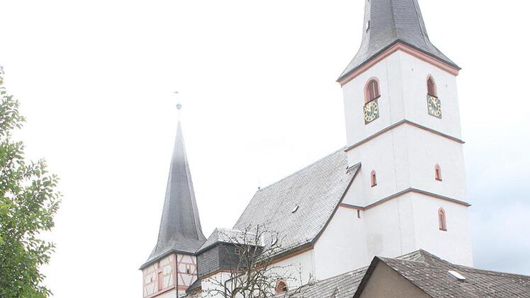 Gem&uuml;se im Schutz der Kirche. Pfarrerin Heidrun Hemme vertraut auf die Natur und l&auml;sst auch Brennnesseln und Unkr&auml;uter leben.