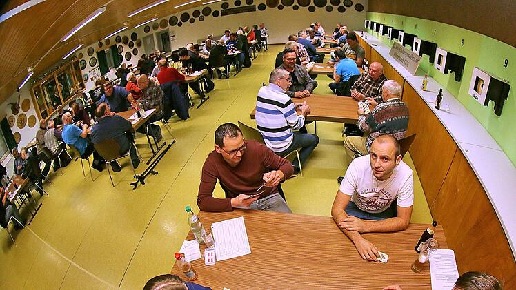 Schafkopf statt Schießen: zum traditionellen Turnier der königlich -privilegierten Schützengesellschaft Münnerstadt kamen 60 Frauen und Männer ins  Schützenhaus und spielten vier Stunden lang.  Dieter Britz