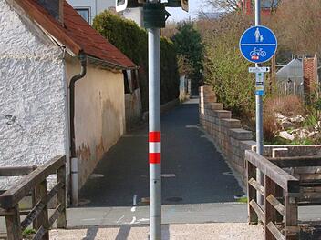 Die Fußgängerampel blockiert die Zufahrt auf Höhe des Schulweges. Foto: Josef Hofbauer