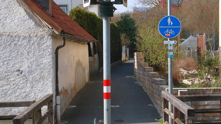 Die Fußgängerampel blockiert die Zufahrt auf Höhe des Schulweges. Foto: Josef Hofbauer