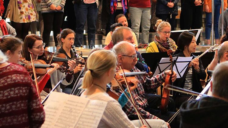 Der Deutsche Ärztechor und das Deutsche Ärzteorchester proben unter der musikalischen Leitung von Alexander Mottok für ihr Benefizkonzert, das am Samstag in derMorizkirche stattfindet.Foto: Jochen Berger