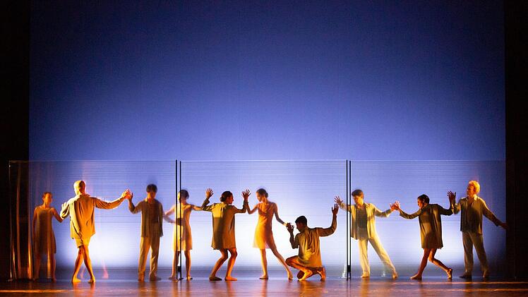 "Lost Touch": Szene aus Wubkje Kuindersmas Choreographie im Rahmen eines dreiteiligen Ballettabend am Landestheater Coburg.Foto. Pedro Malinowski