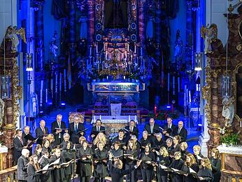 Der Basilikachor Marienweiher und der Konzertchor des Gesangsvereins Streitau begeisterten beim Adventskonzert.