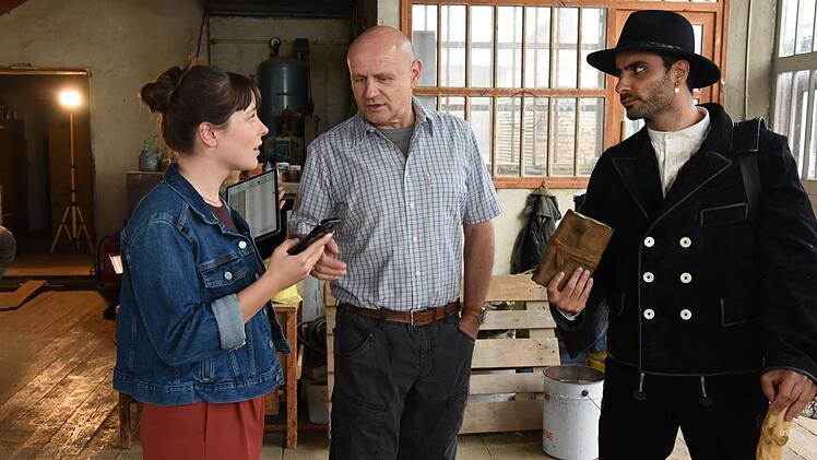 Der Wandergeselle Cem (Sohel Altan Gol, rechts) bringt Maria (Ronja Rath) auf die Idee, ebenfalls auf die Walz zu gehen. Ihr Vater Volker (Oliver Stokowski) ist davon alles andere als begeistert.