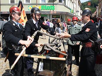 Für das historische Stadtfest 2010 hatte die Römershager Wehr ihre alte Handpumpe reaktiviert. Damals sorgten die Floriansjünger für Erfrischung, ab morgen feiern sie ihr 125-jähriges Bestehen. Fotos: Ralf Ruppert/Archiv