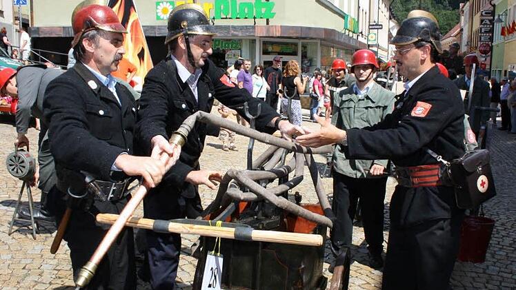 Für das historische Stadtfest 2010 hatte die Römershager Wehr ihre alte Handpumpe reaktiviert. Damals sorgten die Floriansjünger für Erfrischung, ab morgen feiern sie ihr 125-jähriges Bestehen. Fotos: Ralf Ruppert/Archiv