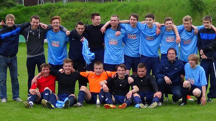 Die Fußball-A-Junioren der JFG Oberland holten den Titel in der Gruppe 4 und spielen heute in der Relegation zur Kreisliga Bamberg/Bayreuth/Kulmbach gegen die SG Reckendorf. Stehend, von links: Betreuer Martin Kolloch, Hannes Rodler, Patrick Witzgall, Patrick Schmidt, Manuel Schramm, Niklas Haas, Jonas Hahn, Florian Popp, Lucas Holhut, Stephan Geier, Johannes Kropf. Vorne, von links: Pascal Rucker, Christopher Biener, Sebastian Oelschlegel, Maximilian Hagen, Kevin Angles, Trainer Jürgen Geier...