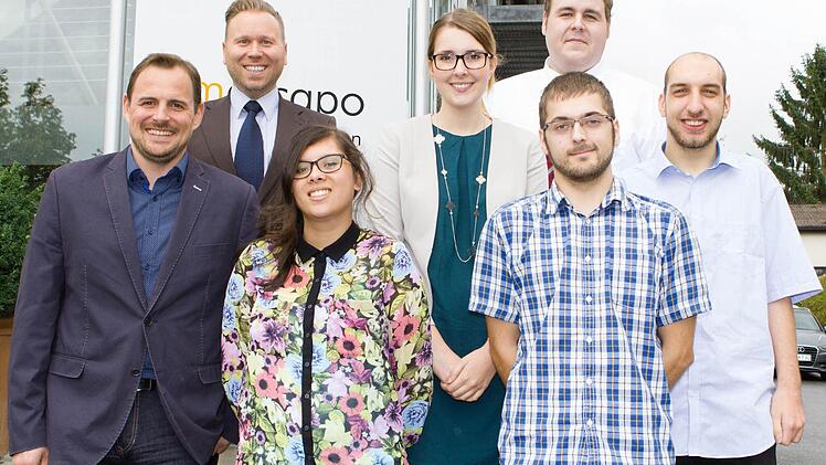 Die neuen Auszubildenden freuen sie auf ihre Aufgaben in Ebern; unser Bild zeigt sie (von links) mit den Geschäftsführern Marc-Stephan Vogt und Thomas Ötinger: Kathlyn-Fe Hollmann (Euerbach), Lena Siegel (Ebern), Thomas Stefan (Theres), Patrick Mauer (Trappstadt) und Peter Hohmann (Litzendorf). Foto: Marcapo