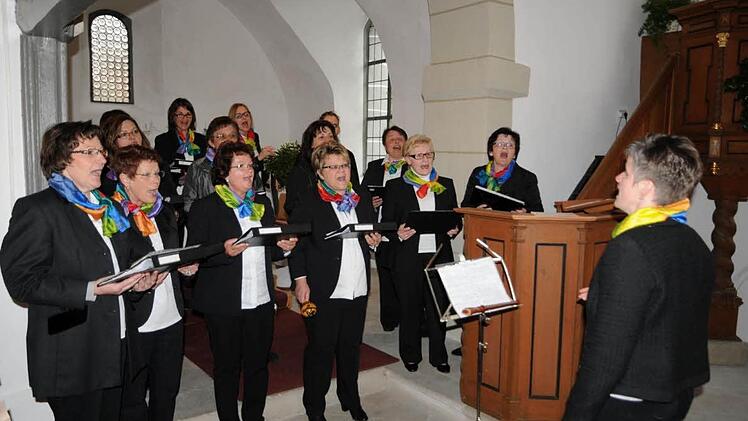 Der Kirchenchor Hellingen feierte am Kirchweihwochenende sein zehnjähriges Bestehen. Fotos: Gerold Snater