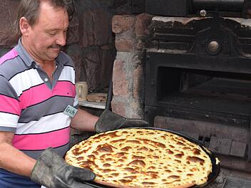 Erich Warmuth sorgt auf dem Hoffest in Ramsthal für frischen Käsekuchen aus dem Backhaus.  Foto: Andreas Lomb