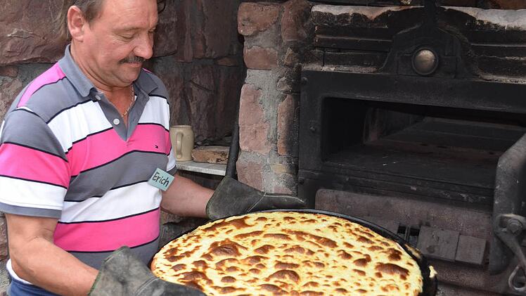 Erich Warmuth sorgt auf dem Hoffest in Ramsthal für frischen Käsekuchen aus dem Backhaus.  Foto: Andreas Lomb