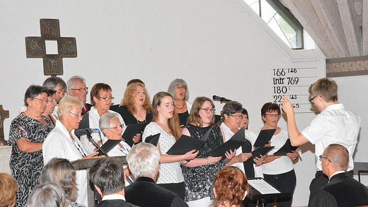 Der Kirchenchor "Cantantes" trug mit verschiedenen Liedern zum Gelingen des Kirchenfestes bei. Foto: Schmidt