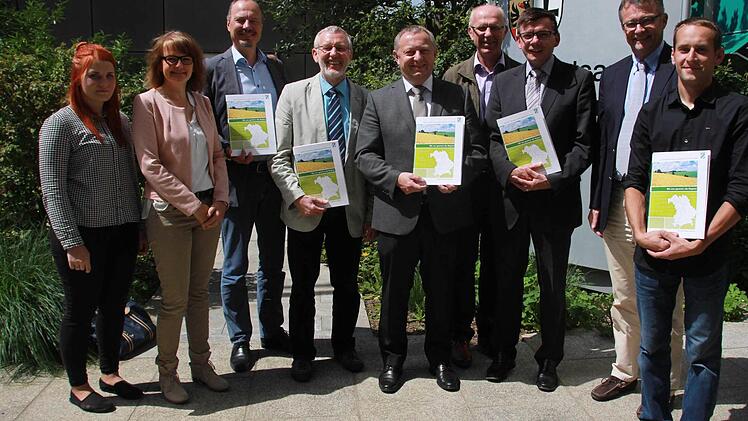 Freudige Bescheidübergabe: Luisa Lurz (Landratsamt Rhön-Grabfeld), Cordula Kuhlmann (Regionalmanagerin), Klaus Spitzl (Geschäftsführer des Vereins Naturpark & Biosphärenreservat bayerische Rhön), Waldemar Bug (Bürgermeister Markt Burkardroth), Landrat Thomas Bold, Wolfgang Fuchs (Leader Koordinator Unterfranken), Armin Warmuth (Bürgermeister Hammelburg), Karl-Heinz Suhl (Leader Förderstelle Unterfranken ) und Andreas Lutz (Genussbrennerei Lutz)