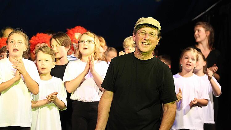 Dekanatsjugendreferent Reiner Babucke, der seit 30 Jahren für die Jugendlichen im Dekanat da ist, wurde vor der großen Abschlussnummer von Kindern und Betreuern bejubelt. Foto: Christa Burkhardt