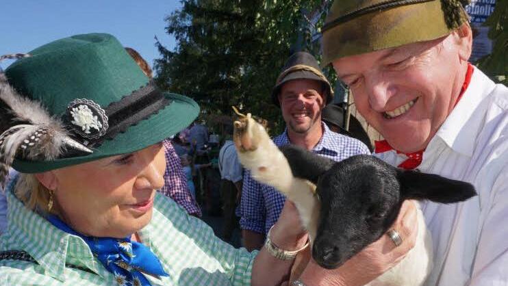 Lämmchen streicheln war für Landrat Thomas Habermann und seine Frau Ruth ein großes Vergnügen. Foto: Marion Eckert