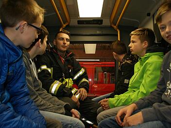 Wenn das Feuerwehrauto zum Klassenzimmer wird, dann unterrichtet Fabian Hümmer die AG Feuerwehr der Mittelschule Eltmann.