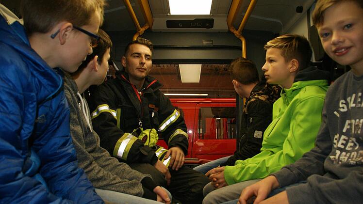 Wenn das Feuerwehrauto zum Klassenzimmer wird, dann unterrichtet Fabian Hümmer die AG Feuerwehr der Mittelschule Eltmann.