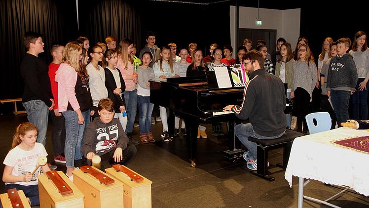 Auch jüdische Lieder hatte der Schulchor unter Leitung von Musiklehrer Sebastian Franz für den Abschluss einstudiert.  Foto: Günther Geiling