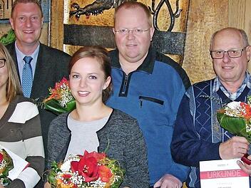 Bei der Gemeinderatssitzung ehrte Bürgermeister Michael Keilich (Zweiter von links) langjährige Blutspender (von links): Martina Janu, Katharina Albert, Jürgen Heyder, Roland Hempfling.  Foto: Klaus Oelzner