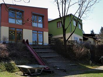 Die Herbert-Kneitz-Kindertagesstätte, die in der Betriebsträgerschaft des AWO-Kreisverbandes Kulmbach steht, muss erneut baulich erweitert werden. Derzeit lotet die Marktgemeinde mit dem Architekturbüro Drenske alle Kompaktlösungen aus, um sie dem Marktgemeinderat vorlegen zu können. Es zeichnet sich ab, dass dies ein größeres Bauprojekt wird. Foto: Werner Reißaus