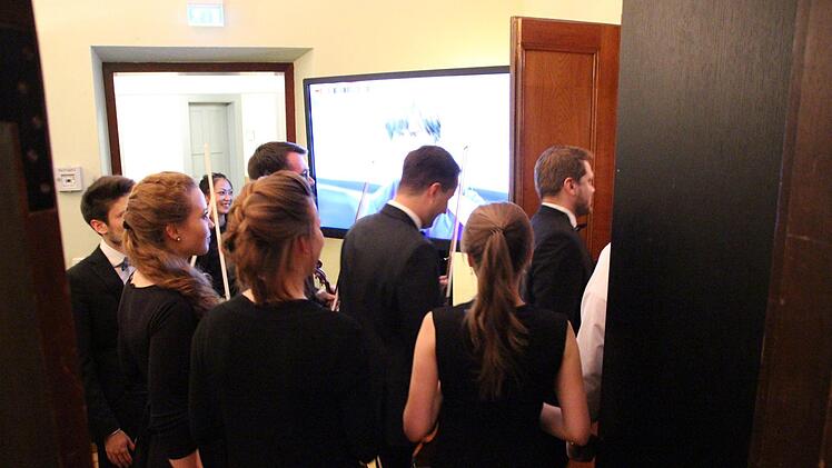 Public Viewing w&auml;hrend der Pause beim Orchester der russisch-deutschen Musikakademie. Foto: Benedikt Borst