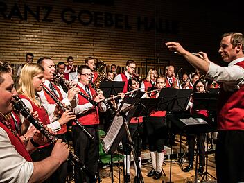 Als allerletzte Zugabe musizierten alle Mitwirkenden des Weihnachtskonzertes in der Franz-Goebel-Halle Rödental  den Deutschmeister Regimentsmarsch.Foto: Jochen Berger