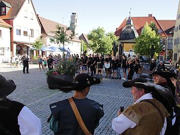 Versammlung auf dem Marktplatz in Höchstadt: Erst böllerten die Musketiere, dann gab es eine kurze Ansprache von Frank Greif, dem Sprecher der neu gegründeten  Kerwasfreunde und der Anstich eines kleinen Fasses Bier durch Bürgermeister Gerald Brehm. Am Freitag wird die Kirchweih dann offiziell eröffnet. Foto: Christian Bauriedel