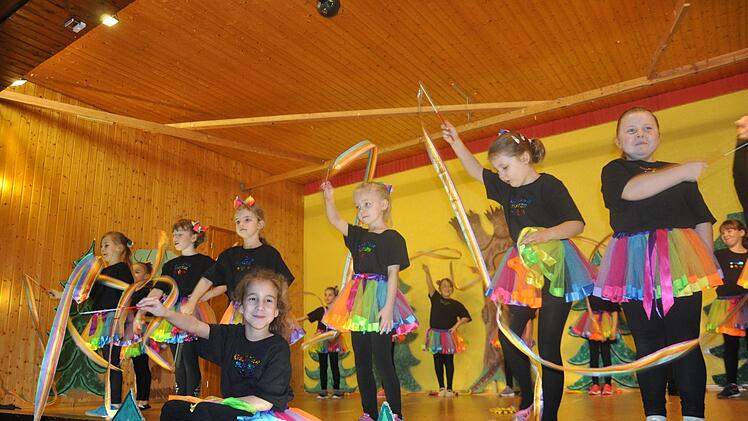 Showtanz der "Glitzer Flitzer", die Jüngsten aus Kothen, Motten und Speicherz. Foto: Petra Heurich