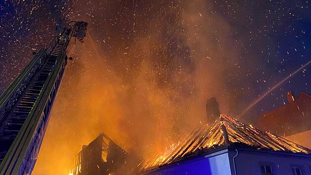 Starker Wind und Funkenflug erschwerten die L&ouml;scharbeiten der Feuerwehr beim Gro&szlig;brand in der Egelseestra&szlig;e.  Foto: News 5/Ferdinand Merzbach