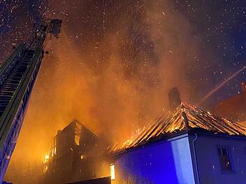 Starker Wind und Funkenflug erschwerten die Löscharbeiten der Feuerwehr beim Großbrand in der Egelseestraße.  Foto: News 5/Ferdinand Merzbach