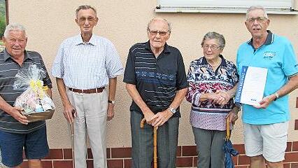 Ortsvorsitzender Georg V&auml;th (rechts) zeichnete VdK-Mitglieder f&uuml;r ihre Treue mit goldenen Verbandsnadeln aus (von links): Bruno Zwiefel, Otmar Schmitt, Arno Danz und Paula Karch.