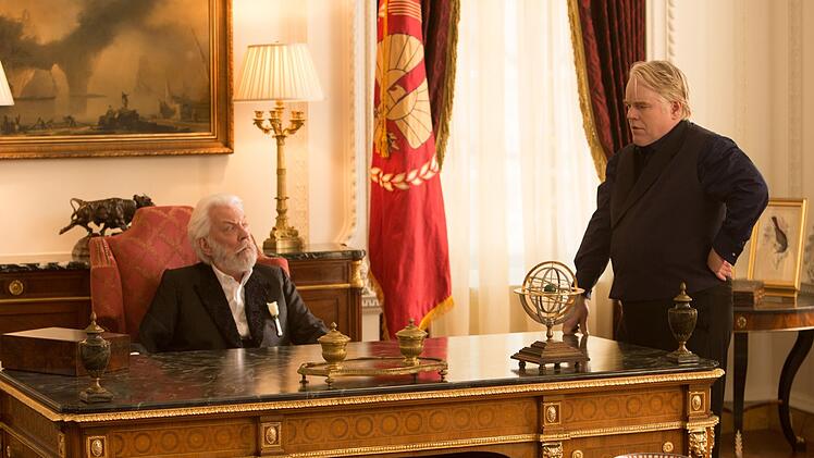 Pr&auml;sident Snow (Donald Sutherland, links) ber&auml;t mit Spielemacher Plutarch Heavensbee (Philip Seymour Hoffman), wie Katniss und Peeta in der Arena ausgeschaltet werden k&ouml;nnen.