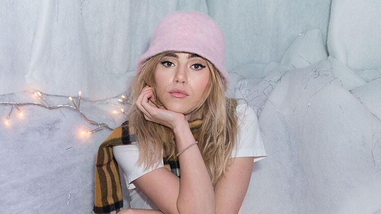 Suki Waterhouse begann ihre Karriere als Model.