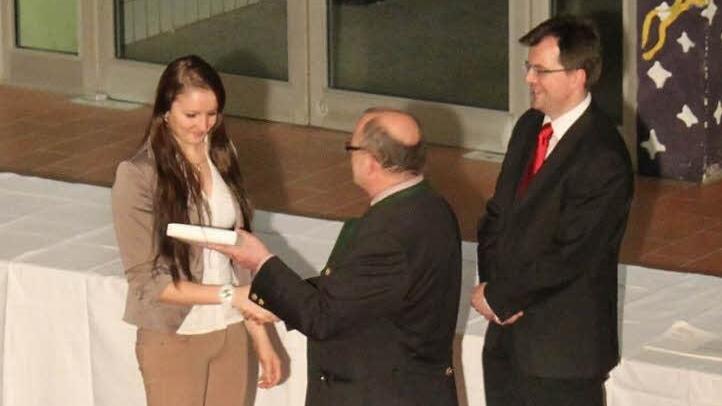 Elena Krawzow, Silbermedaillengewinnerin bei den Paralympics 2012, bekam von Bürgermeister Werner Hipelius und Stadtrat Christian Lange ihre Auszeichnung überreicht.  Fotos: Julia Brendel