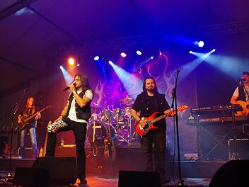 Die "Schürzenjäger" entfachten am Samstagabend in Au ein Feuerwerk der Musik. Für die Fans gab es kein Halten. Fotos: Heike Schülein