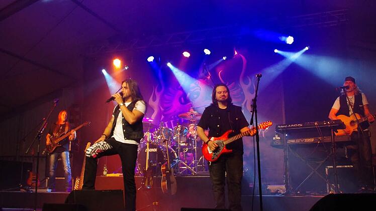 Die "Schürzenjäger" entfachten am Samstagabend in Au ein Feuerwerk der Musik. Für die Fans gab es kein Halten. Fotos: Heike Schülein