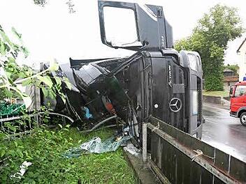 Total beschädigt blieb der Getränkelastwagen liegen.