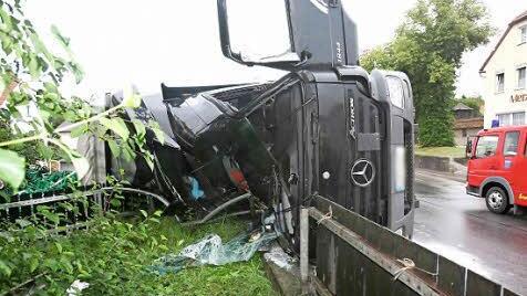 Total beschädigt blieb der Getränkelastwagen liegen.