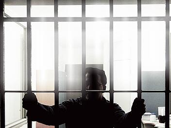 Gefängnisse gelten als Orte, in denen vor allem Jugendliche radikalisiert und fanatisiert werden können.  Foto: dpa