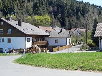 Für den Gemeindeteil Büttnerszeche liegt der Bewilligungsbescheid für einen Zuschuss für Kanalisation und Wasserleitungsbau vor. Im Haushalt der Gemeinde Stockheim sind die Kosten für das Jahr 2016 und 2017 festgesetzt. Foto: K.- H. Hofmannmf