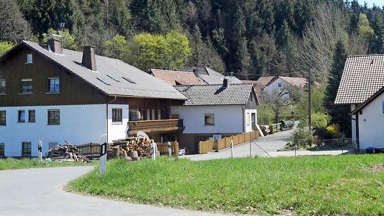 Für den Gemeindeteil Büttnerszeche liegt der Bewilligungsbescheid für einen Zuschuss für Kanalisation und Wasserleitungsbau vor. Im Haushalt der Gemeinde Stockheim sind die Kosten für das Jahr 2016 und 2017 festgesetzt. Foto: K.- H. Hofmannmf