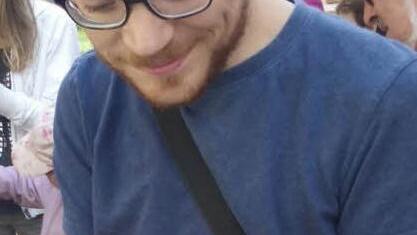 Christian Schäfer hat eine Weinbergschnecke auf der Hand.