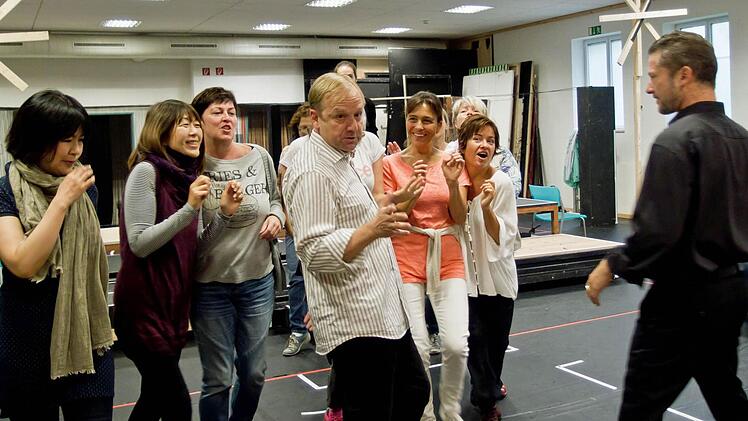 Gastregisseur Tobias Materna bei der Probenarbeit an "Ball im Savoy". Foto: Jochen Berger