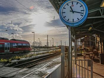 Abschiedsidylle am Breitengüßbacher Bahnhof. Das Törchen rechts wird heute zum letzten Mal händisch bedient. Dann war es das. Nach dem Umbau wird der Bahnsteig nicht mehr wiederzuerkennen sein. Foto: Matthias Hoch