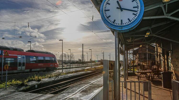 Abschiedsidylle am Breitengüßbacher Bahnhof. Das Törchen rechts wird heute zum letzten Mal händisch bedient. Dann war es das. Nach dem Umbau wird der Bahnsteig nicht mehr wiederzuerkennen sein. Foto: Matthias Hoch