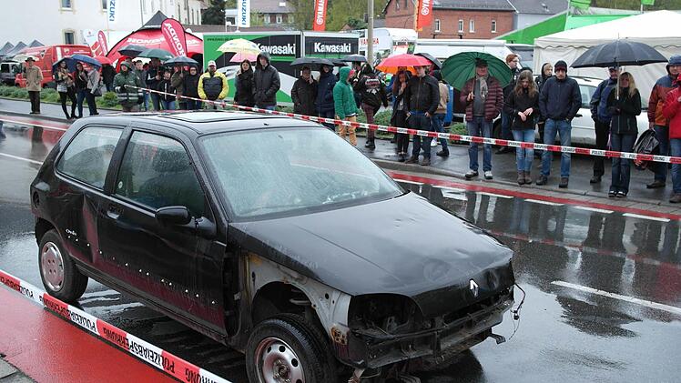 Die Zuschauer wurden mehr, als die Rettungsdemonstrationen von Feuerwehr und THW begannen.
