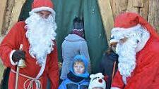 Vor ihrem Nikolaus-Haus hatten die beiden Rothenkirchener Nikoläuse alle Hände voll zu tun - beim Bescheren der Kids. Foto: Hofmann