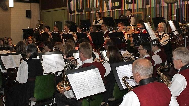 Der Musikverein Knetzgau unter der Leitung von Markus Breitinger begeisterte bei seinem Konzert im Pfarrsaal. Fotos: Christiane Reuther