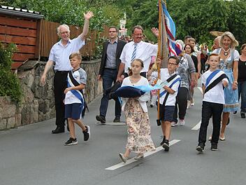 Die elfjährige Jule Naundorf (vorne, Mitte) trug in diesem Jahr das Paradekissen mit dem Fahnenband. Fotos: Sonny Adam